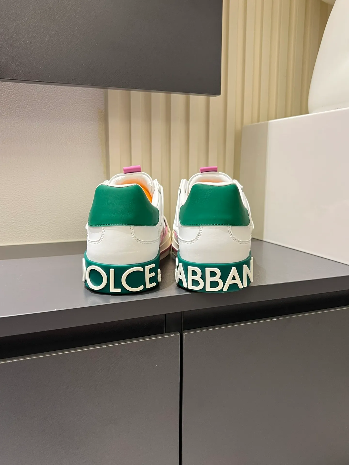 p480 Original order Couple model DG's new Custom 2.Zero sneakers combine the characteristic elements of the brand's two classic series, combining the simple and elegant silhouette of Portofino with the urban and capable attitude of Miami. Calfskin upper with contrasting details, micro-injection rubber logo on the side, laminated Dauphine leather heel, sheepskin lining, original outsole Size: Women's 35-40 (34, 41 can be ordered), Men's 38-44 (45, 46 can be customized)